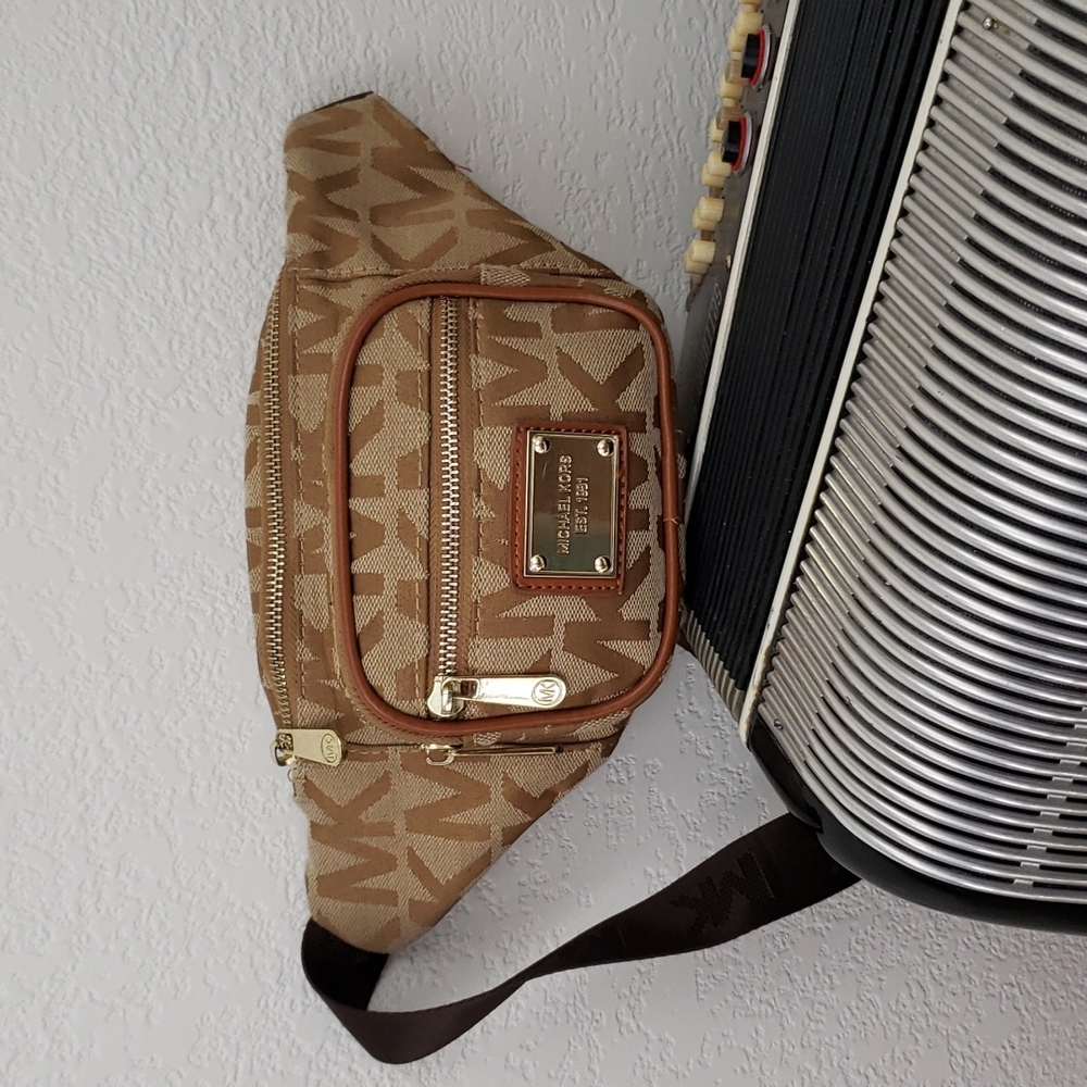 LIKE NEW MICHAEL KORS TAN MONOGRAMMED CANVAS FANNIE PACK/WAIST BAG